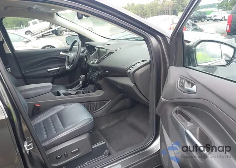 2017 Ford Escape Titanium z USA, uszkodzony, nr VIN 1FMCU0J97HUD24223